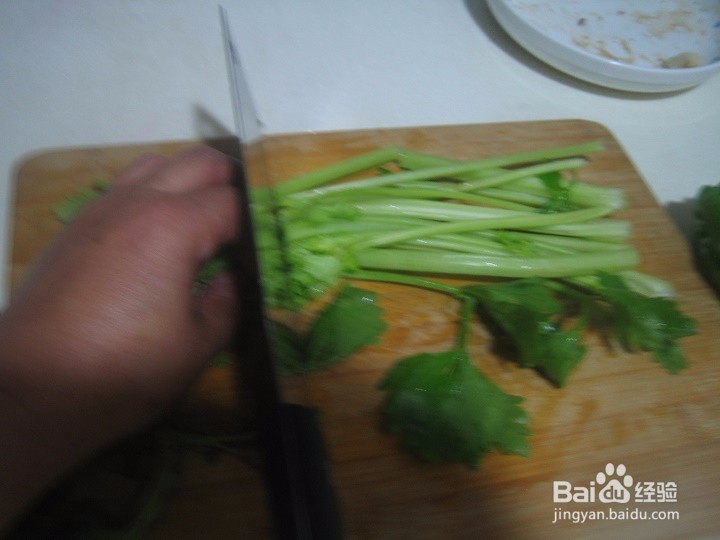 老年人用刀怎样将芹菜切成均匀段