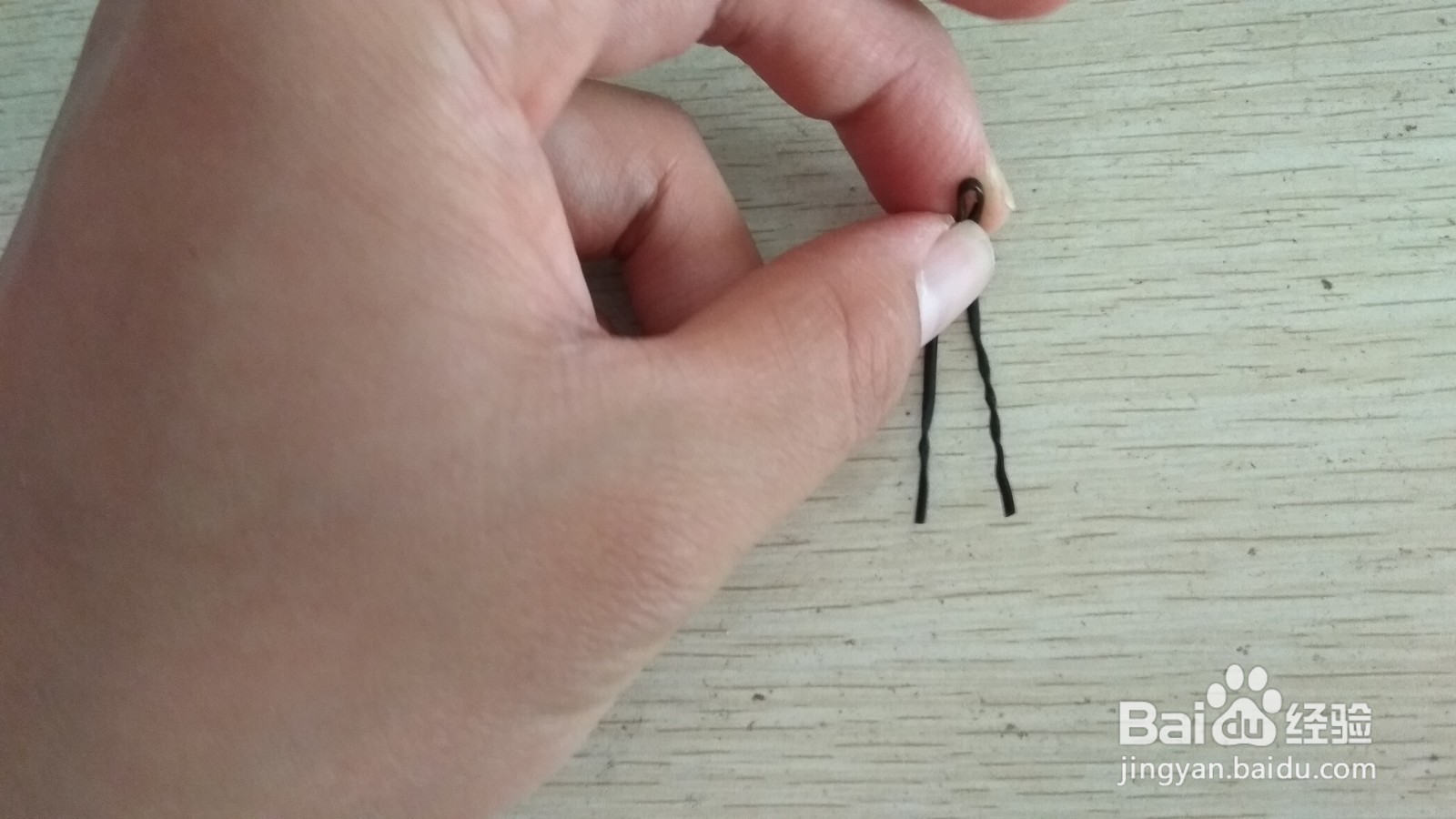 如何用一个数据线绑绳做有凹槽的中性笔的支架