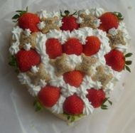 甜香扑鼻的小熊草莓蛋糕