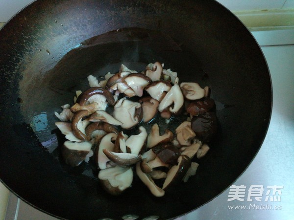 香菇炒肉的做法
