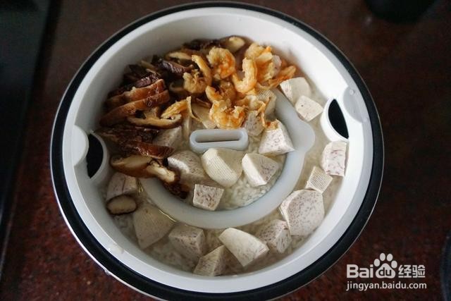 家庭自制蒸的腊味煲仔饭