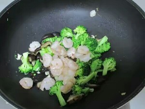 西兰花炒虾仁的做法