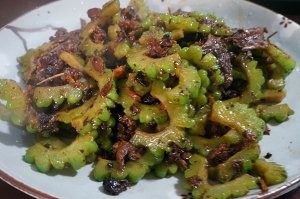 健康养生佳品苦瓜炒鲮鱼的做法