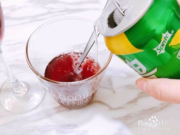 莓果蜂蜜气泡饮