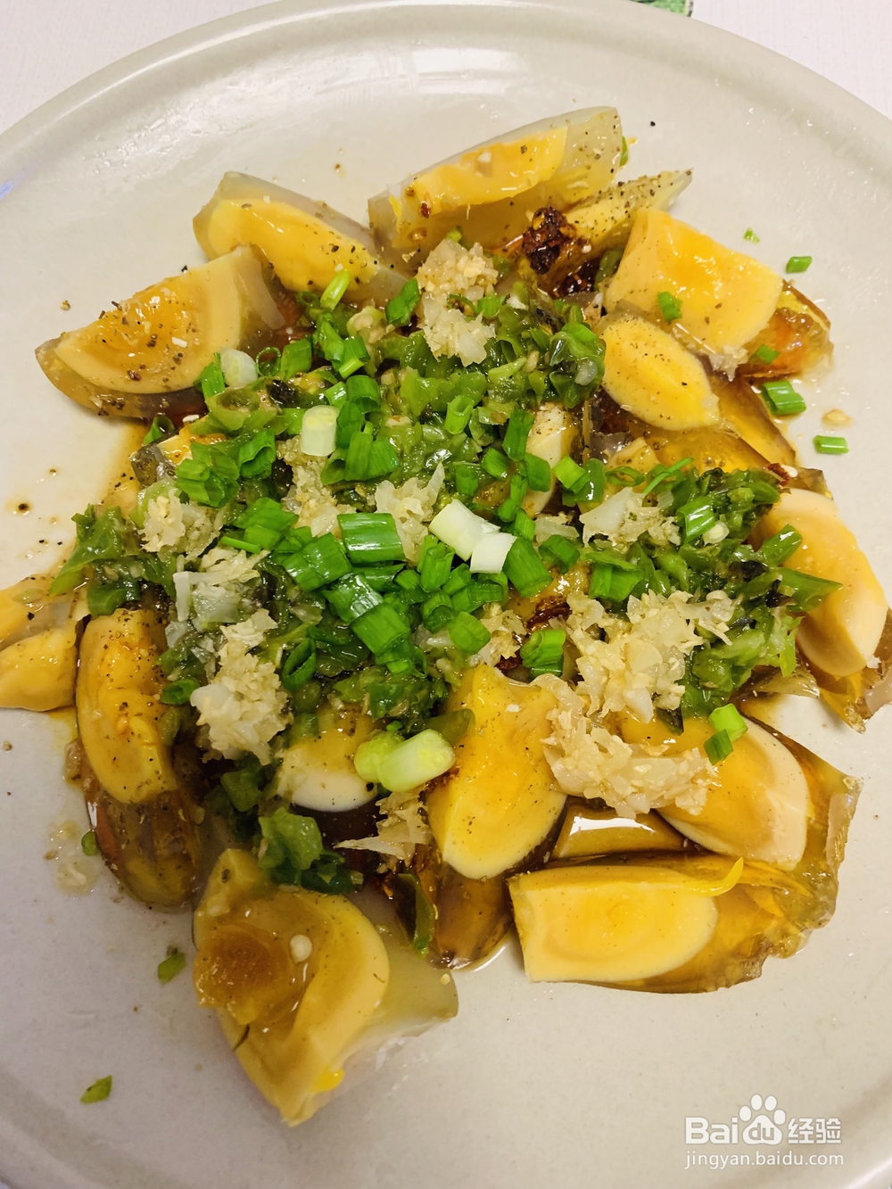 鲜嫩的凉拌青椒皮蛋