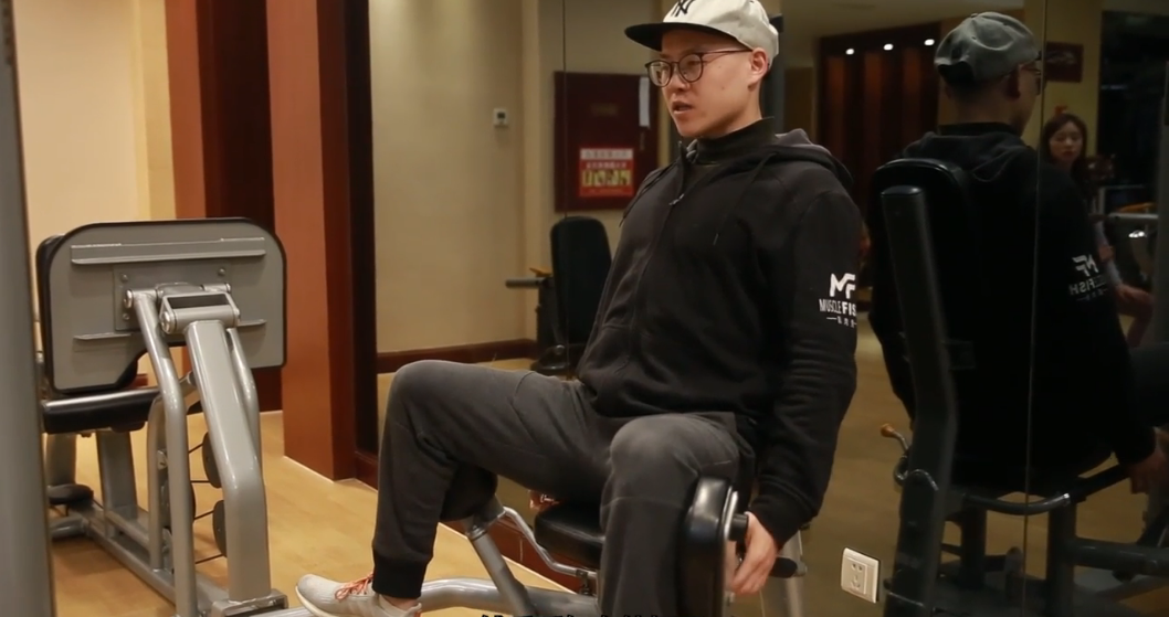 怎么正确使用坐姿髋外展器材