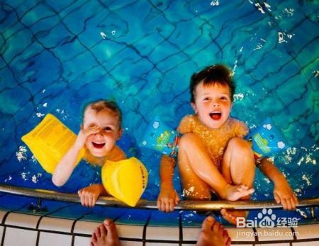 宝宝又哭闹又挠耳朵，家长要警惕急性中耳炎