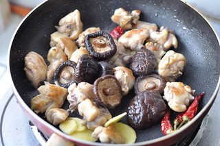 无油香菇栗子鸡