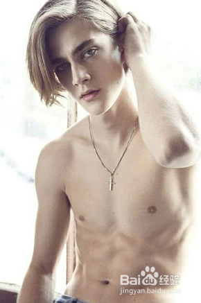 男生亚麻色头发