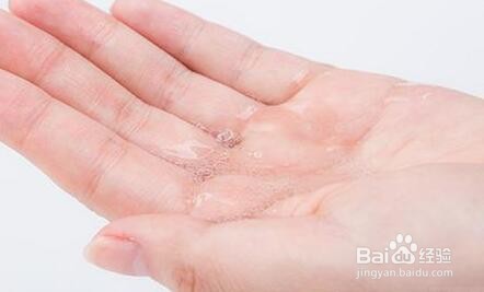 精华液要洗掉吗