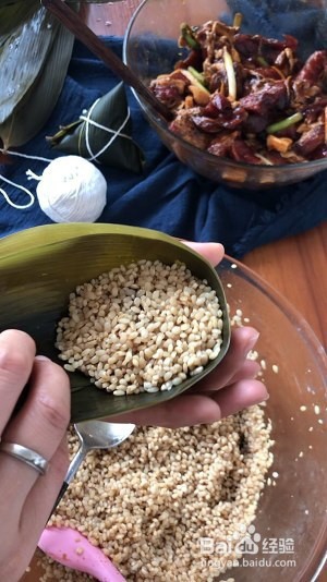 制作猪肉咸粽
