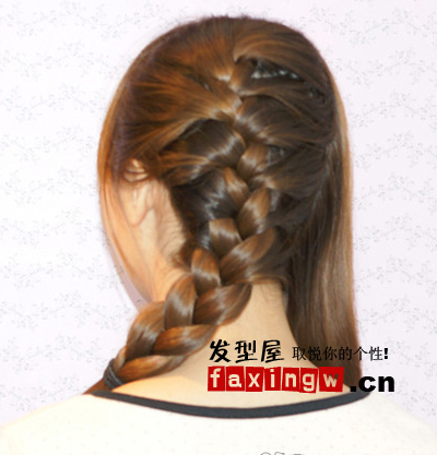 卡哇伊女生双斜蜈蚣辫