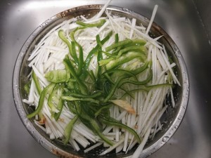 食补养生茭白炒肉丝的做法