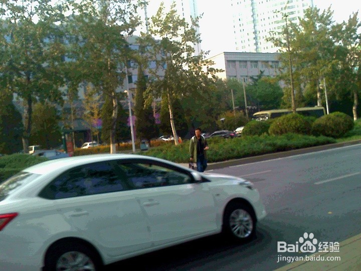 车辆行驶中人是不能横穿马路