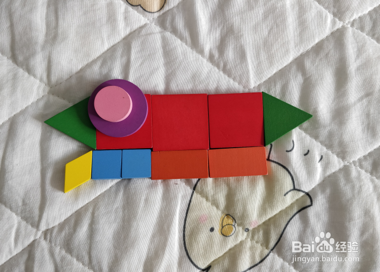 用几何形状积木怎么拼一条细长的海鱼?