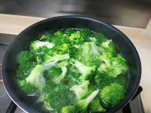 养生食补西兰花炒虾仁的做法