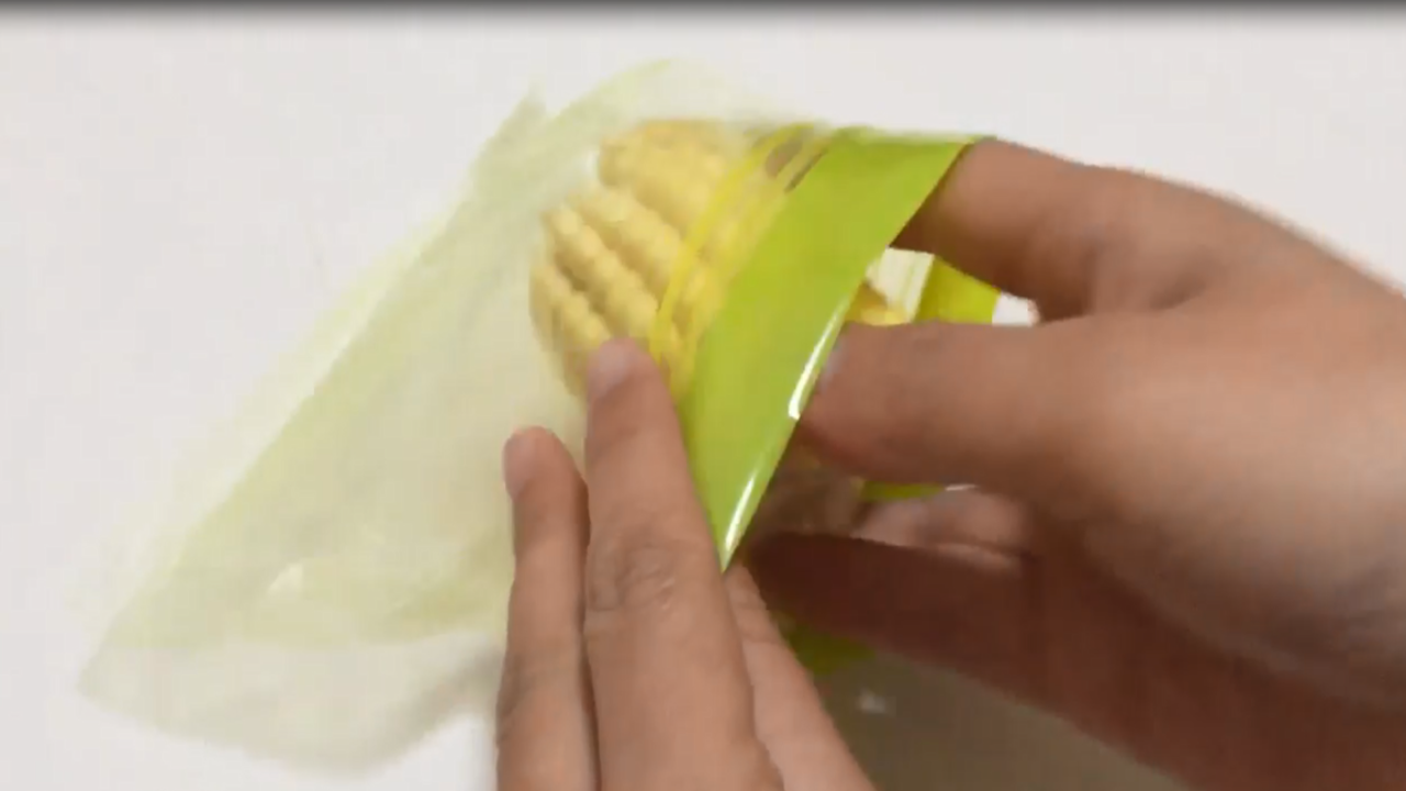 怎样挤出真空密封袋里面的空气？