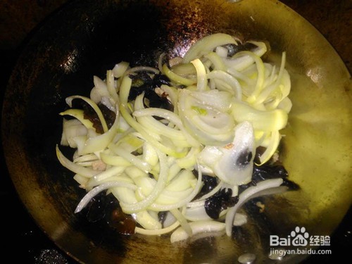 既能防治骨质疏松又能养颜补血的洋葱炒木耳