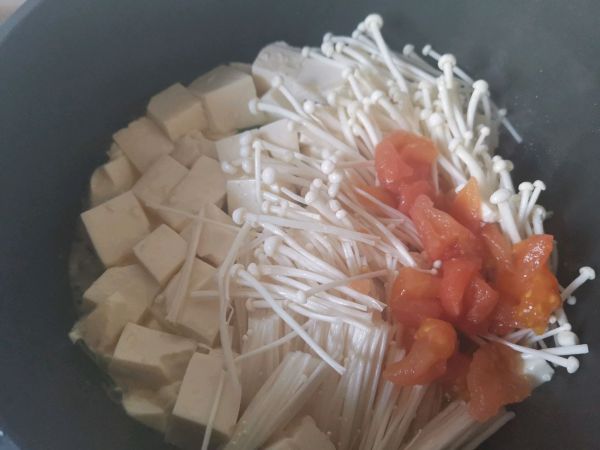鸡汁金针菇豆腐煲