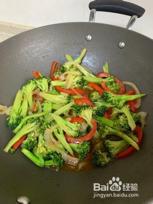 食补养生洋葱红椒炒西兰花的做法
