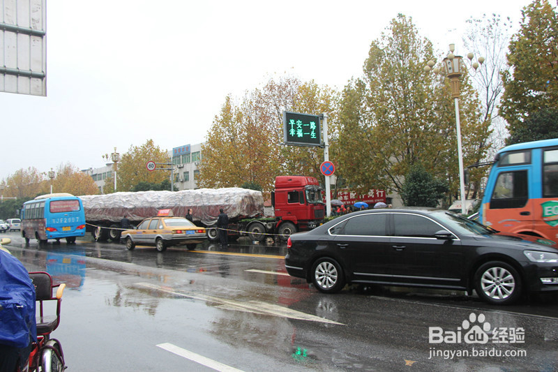 私家车面对大货车时该怎么办？