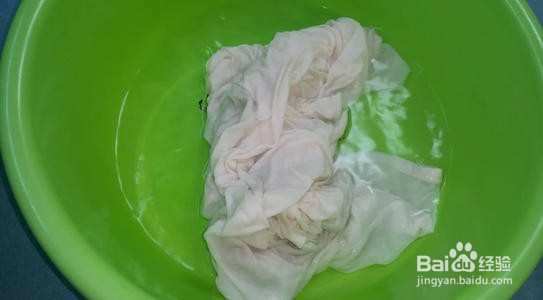 白颜色的衣服该怎么进行洗涤。