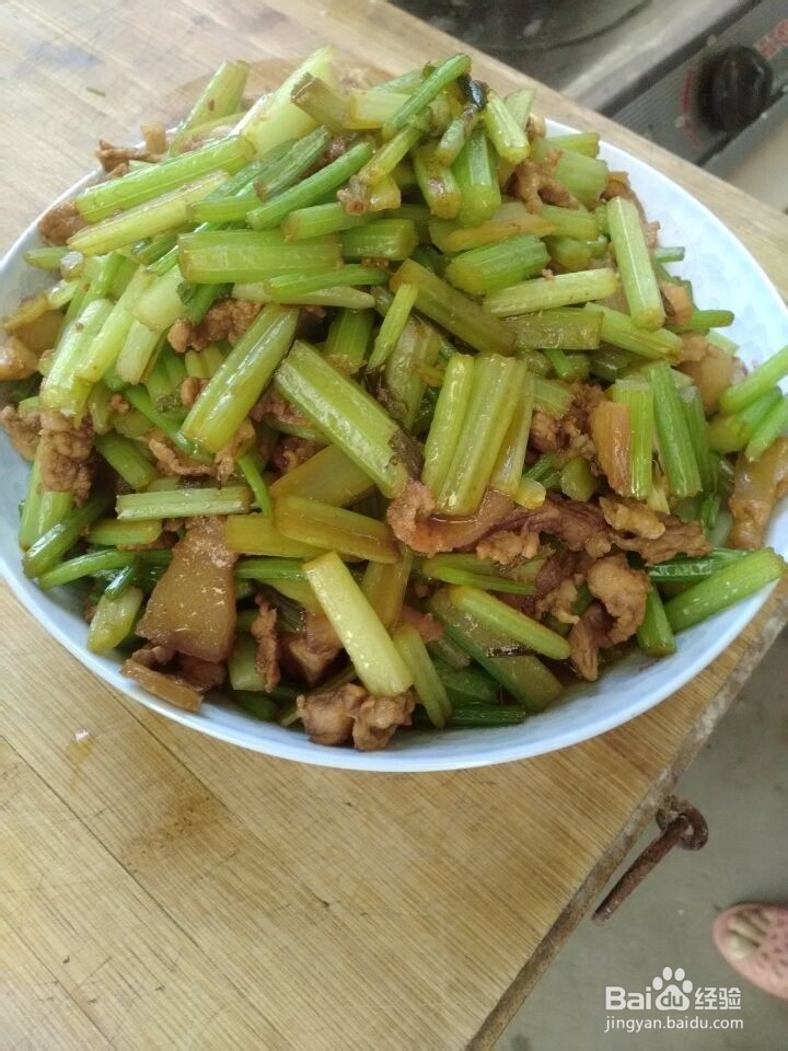 家常小菜：芹菜炒肉的做法