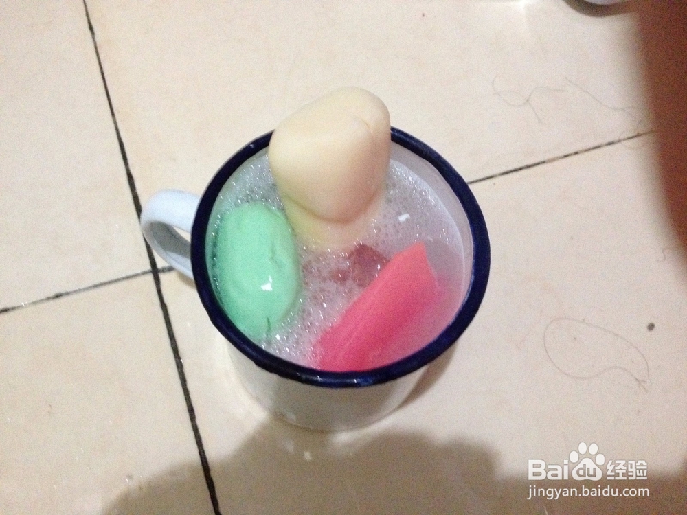 用洗衣机洗衣服的时候可以把香皂作为洗衣液使用