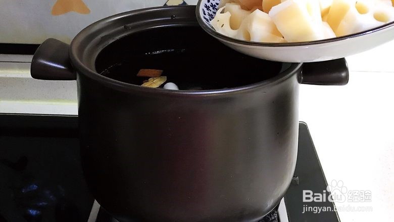 砂锅脊骨鲜藕汤