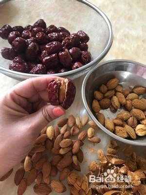 养颜杏仁阿胶枣的做法