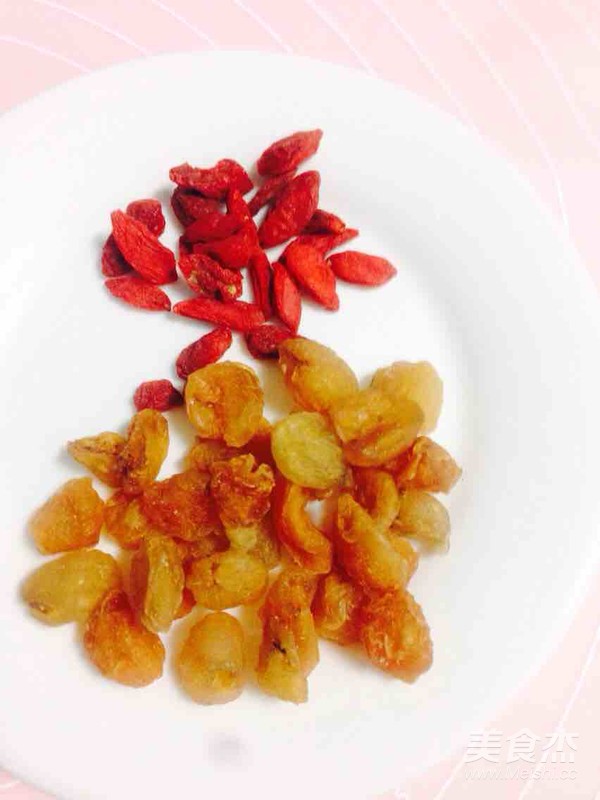 香蕉莲子百合桂圆枸杞银耳汤