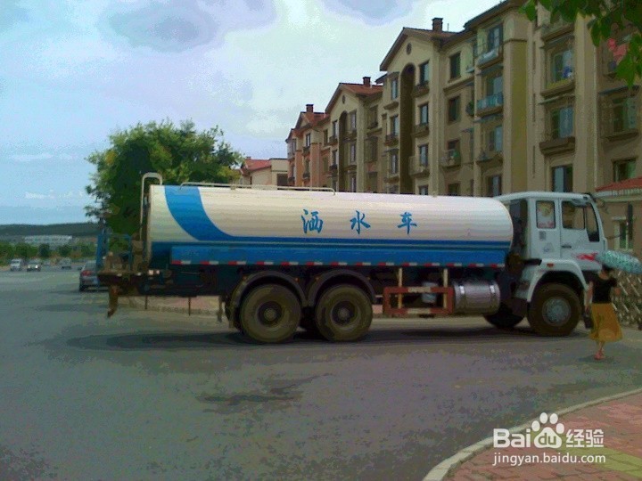郊外小区人们出行要安全