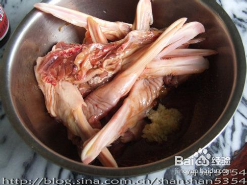 蒜香烤鸭下巴的做法