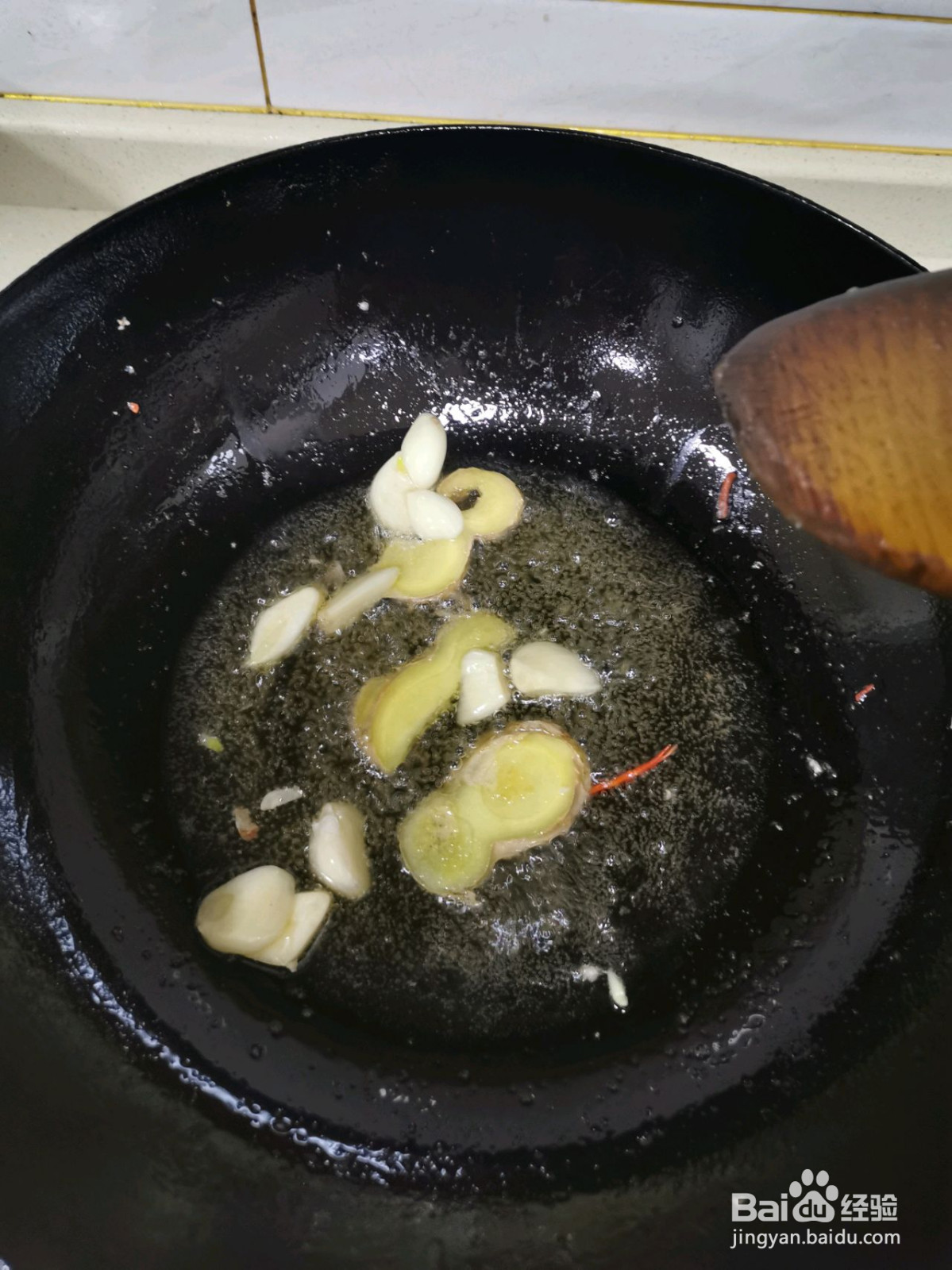 龙虾鸡爪煲的做法