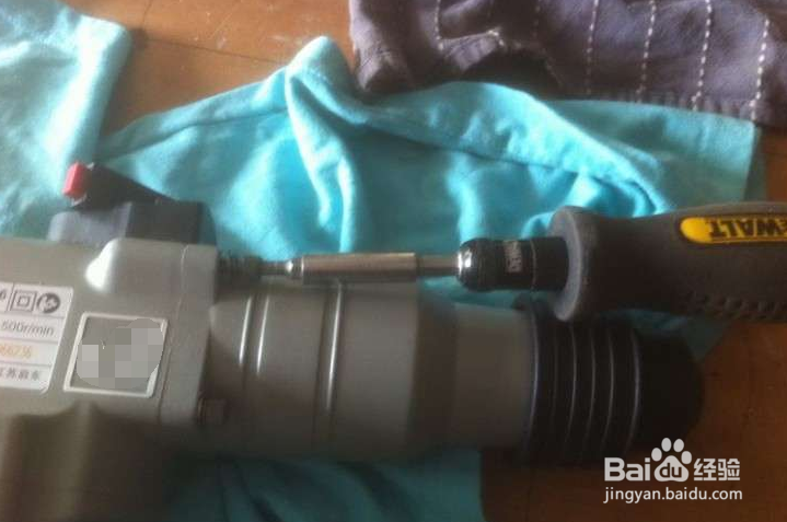 东成电锤怎么换把手