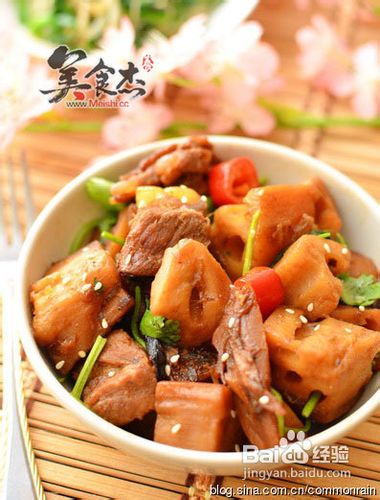 鱿鱼排骨烧莲藕的做法