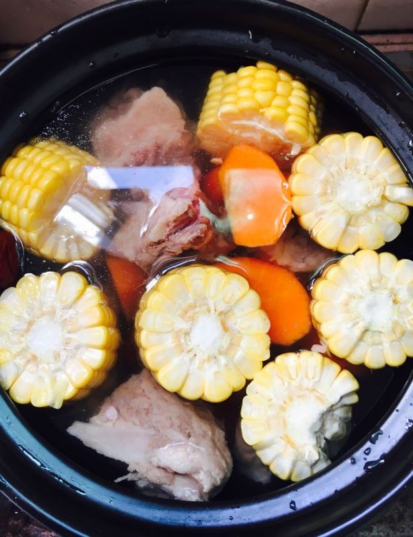 胡萝卜玉米骨头汤