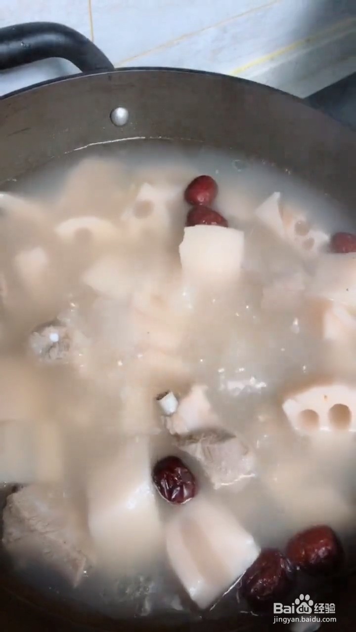 如何自制简单好喝的莲藕排骨汤