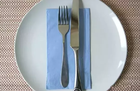 吃牛排为什么有两把刀