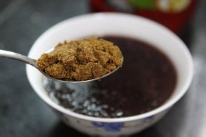 发烧了怎么办，退烧小方法，生姜红糖水