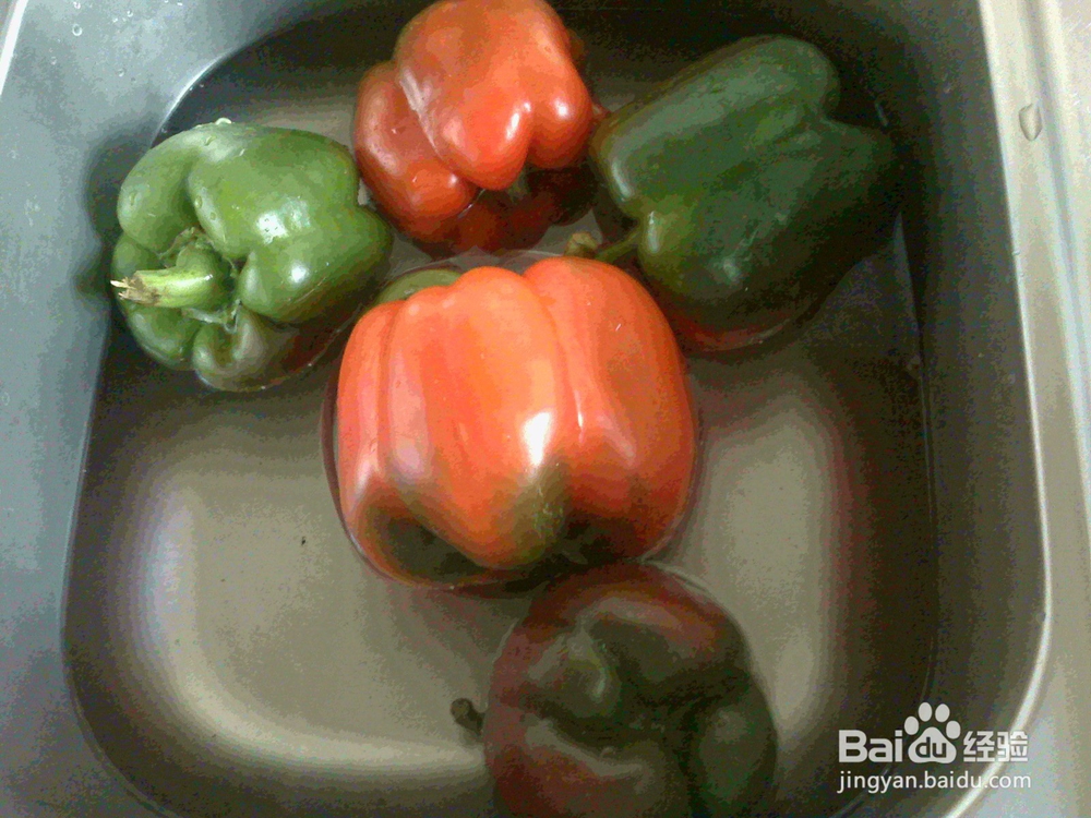 老年人怎样将买回来的大辣椒清洗干净