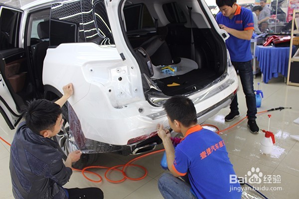 汽车犀牛皮保护膜是怎样覆盖到车漆面的