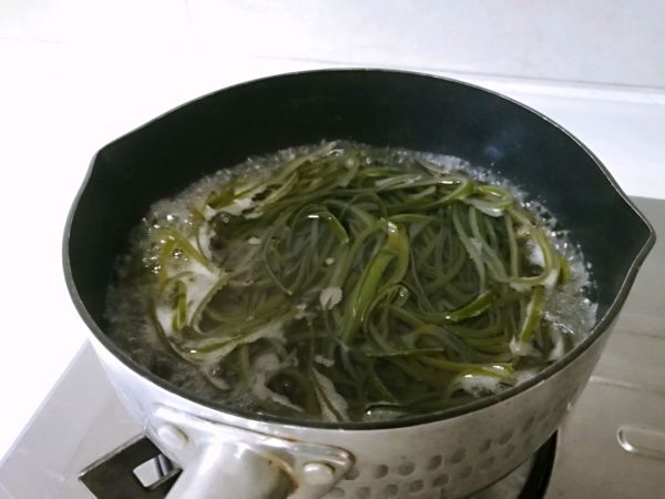 炝拌麻辣海带丝