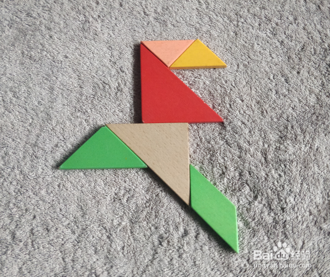 用七巧板怎样拼一个飞跨小水沟的小学生呢？