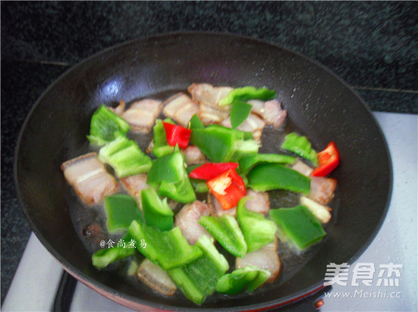 五花肉煸灯笼椒