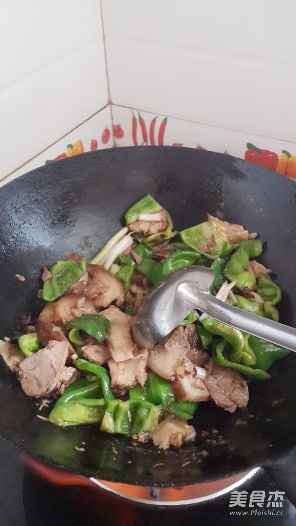 卤猪肘炒青椒