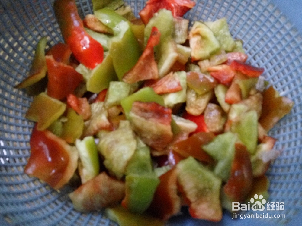 手撕青椒炒虾仁鸡蛋的做法