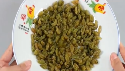 如何清洗葡萄干缝隙的泥土脏东西？