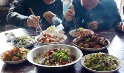 自己一个人吃自助餐是不是会很尴尬