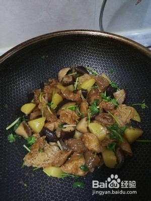 食补佳品土豆香菇面筋烧牛筋的做法